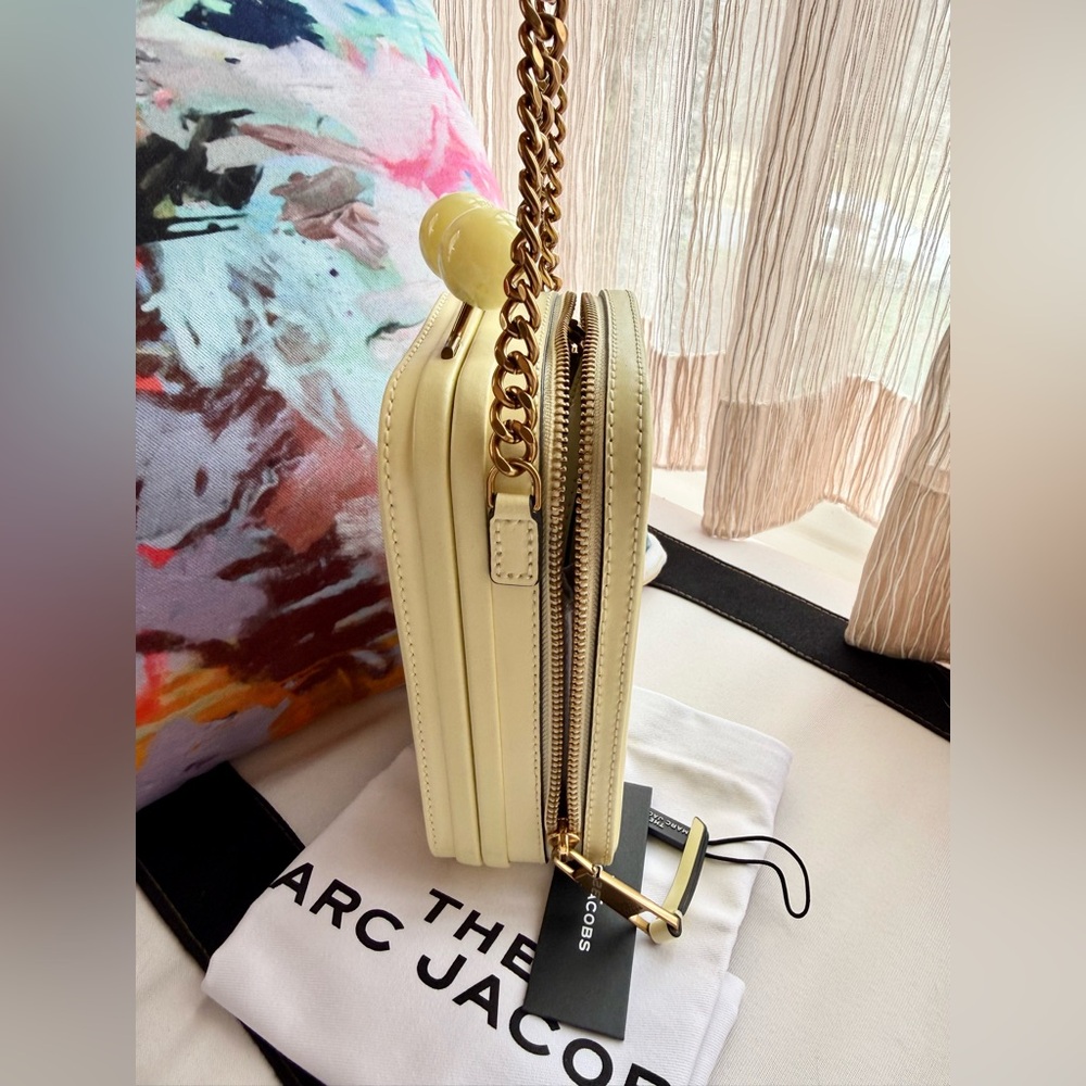 Marc Jacobs Beige Crossbody Bag with Gold Chain - Picture 6 of 12